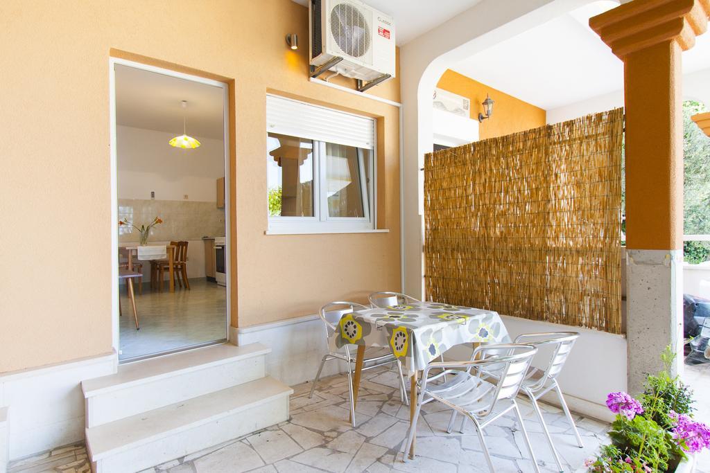 Apartment Mikulic Duće Buitenkant foto